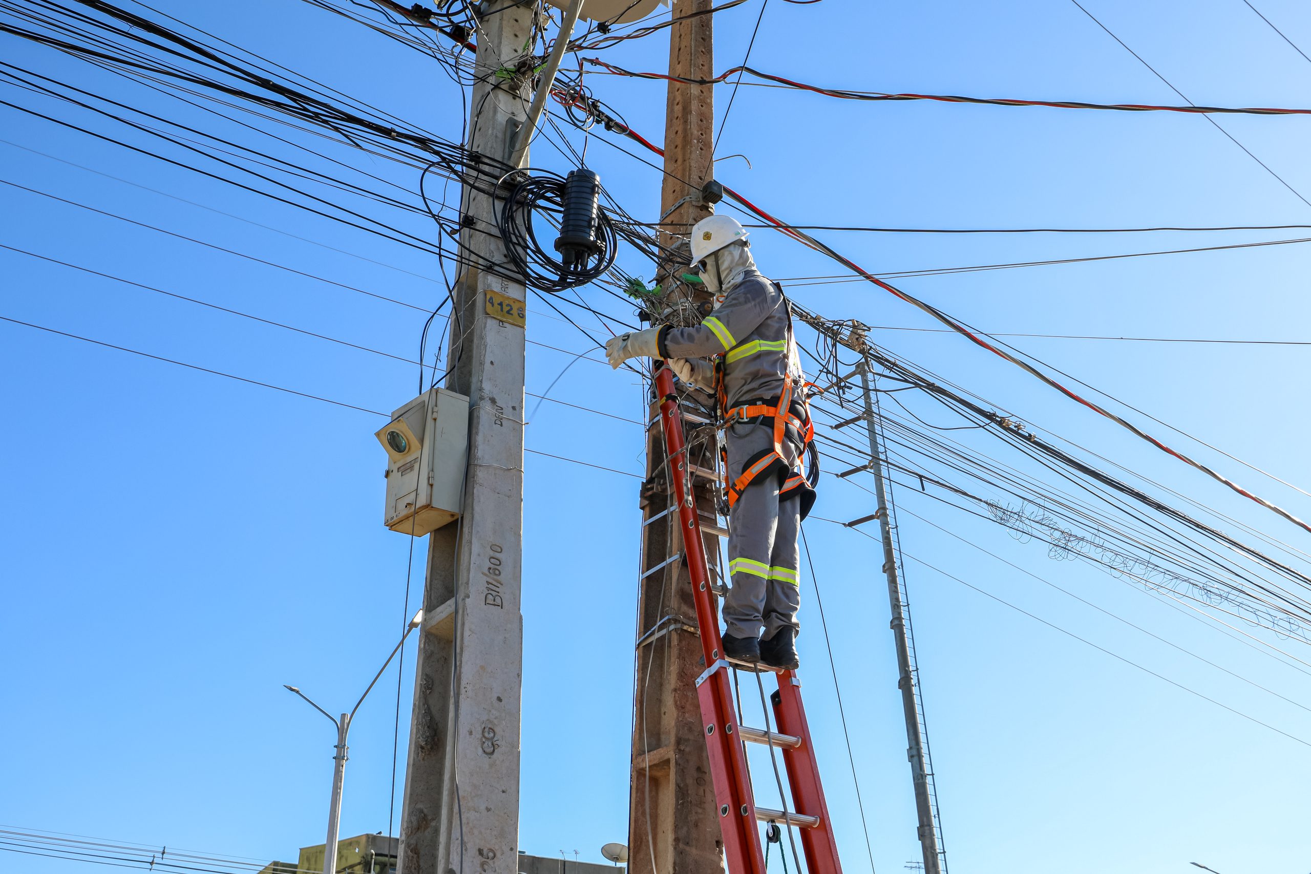 Operação contra cabos clandestinos recolhe mais de 400 kg de fios em desuso em Cuiabá