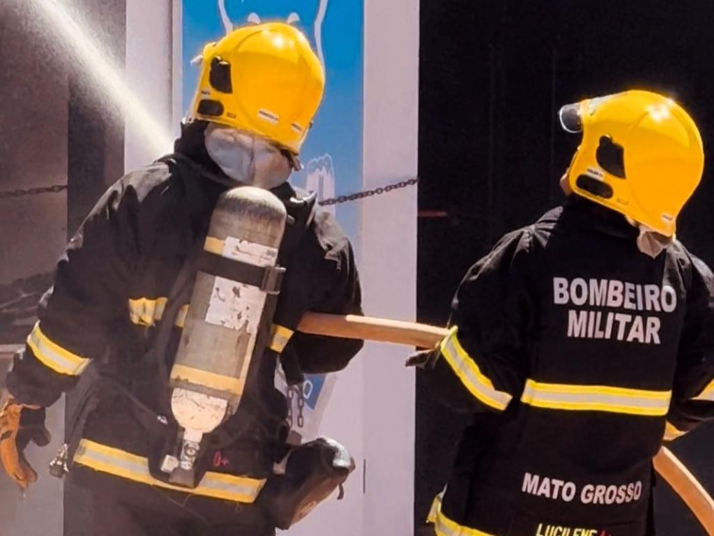 Corpo de Bombeiros combate incêndio em distribuidora de bebidas