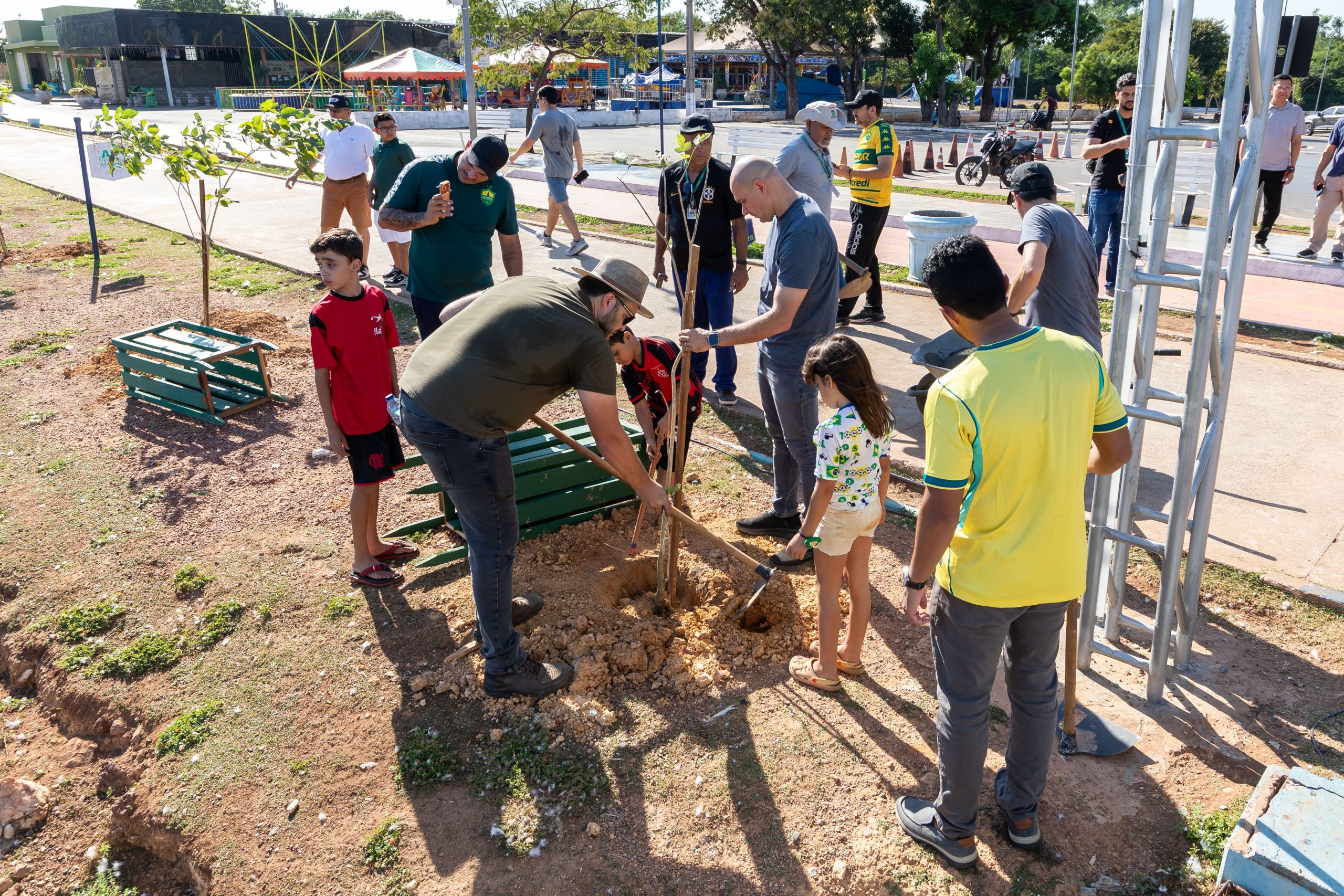 Prefeitura de Cuiabá lança programa que troca plantio de árvores por pacotes de figurinhas