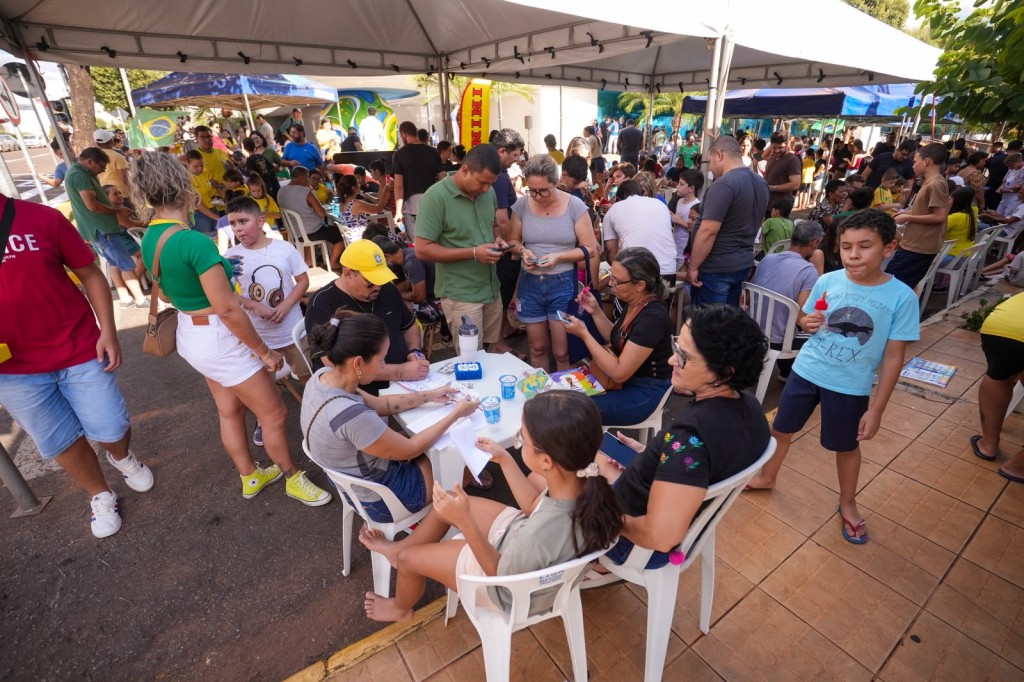 Evento de troca de figurinhas da Prefeitura é sucesso e reúne centenas de famílias
