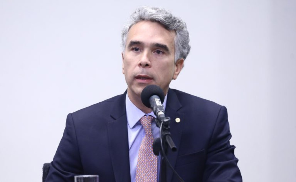 Comissão aprova projeto que permite a terapeutas de alunos autistas usar celular e tablet na escola