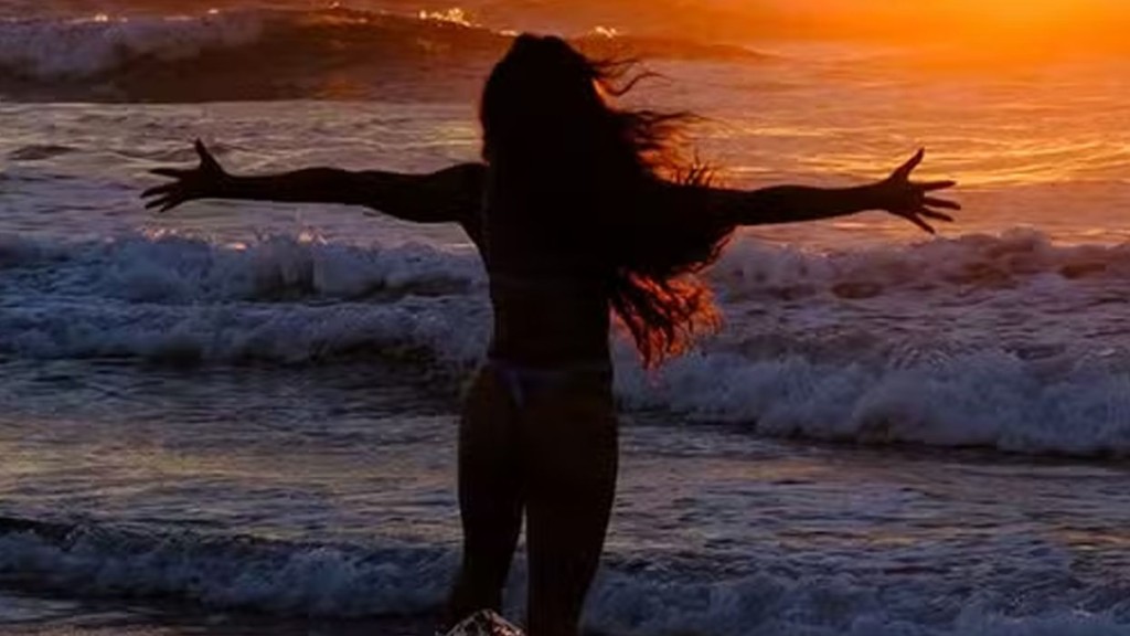 Aline Campos curte dia de sol em mar durante viagem à Bahia: ‘Pura Poesia’