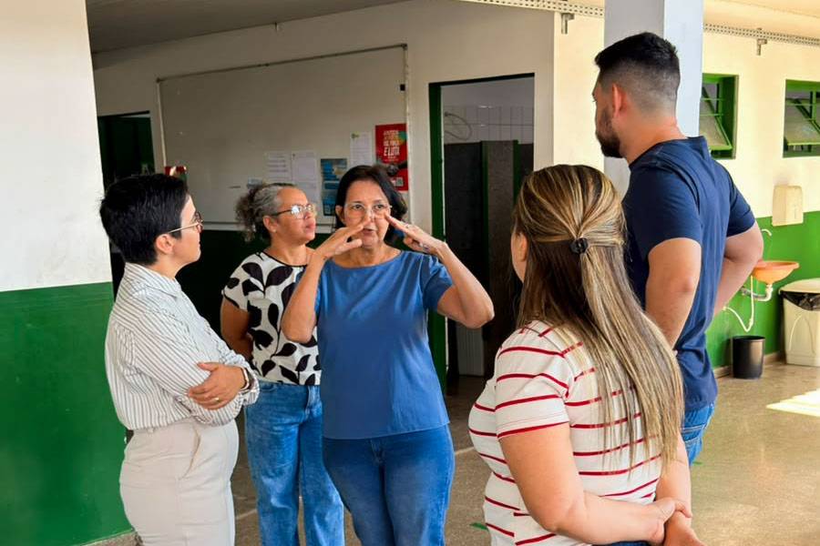Secretária de Educação visita três unidades escolares e acompanha andamento dos trabalhos