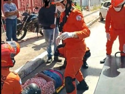 Bombeiros socorrem duas vítimas após acidente entre motocicleta e bicicleta em Cáceres